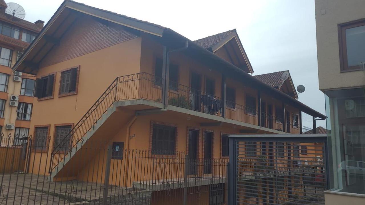 Apartamento Com Otimo Custo - Beneficio No Centro De Канела Экстерьер фото